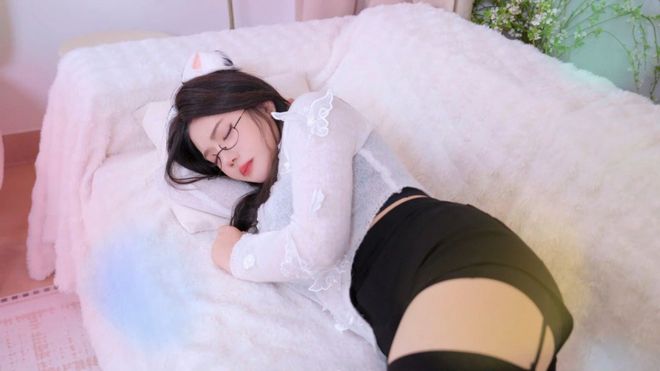 沉浸式恋爱养成游戏《我被女神盯上了》Steam特别好评，全是美女很养眼！